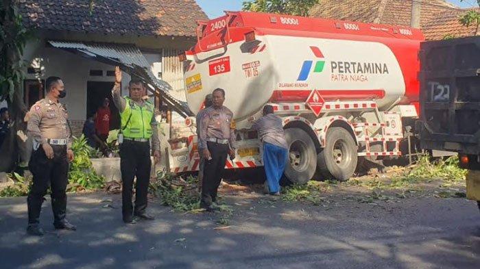 Sopir Pertamina Mengantuk Tabrak 2 Rumah Di Banyuwangi